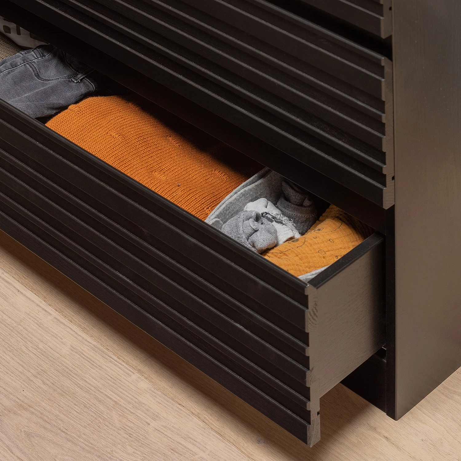 Red Living Commode Rayong I - Pin massif - Pin noir 5 Red Living Commode Rayong I - Pin massif - Pin noir – Image 5