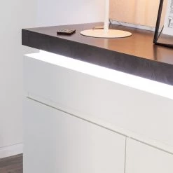 Fredriks Buffet Namona I - Éclairage inclus - Imitation béton / Blanc -Commodes Soldes kommode namona i inkl beleuchtung weiss anthrazit weiss anthrazit 4040356